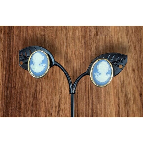 Vintage Blue Cameo Clip-On Earrings Gold-Tone Retro Jewelry Oval Design Women - Picture 1 of 9